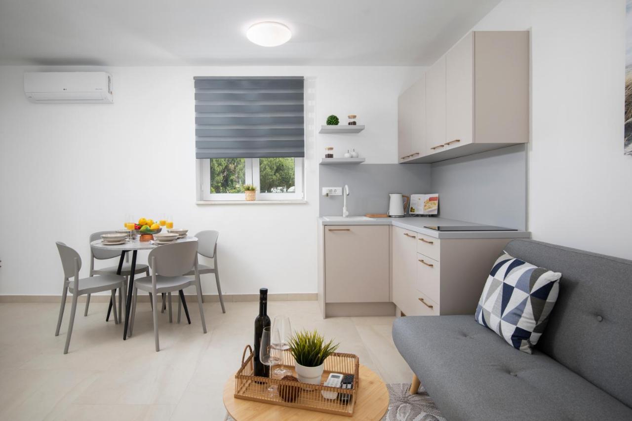 Apartments And Rooms Jakic Medulin Exterior foto